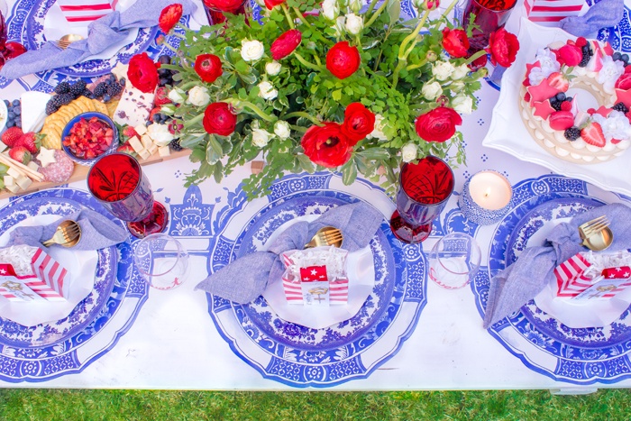 American Summer | Dinner party tablescape ideas for Memorial Day, Fourth of July, Labor Day as seen on AmysPartyIdeas | Fun finds from Swoozies.com #swooinsider